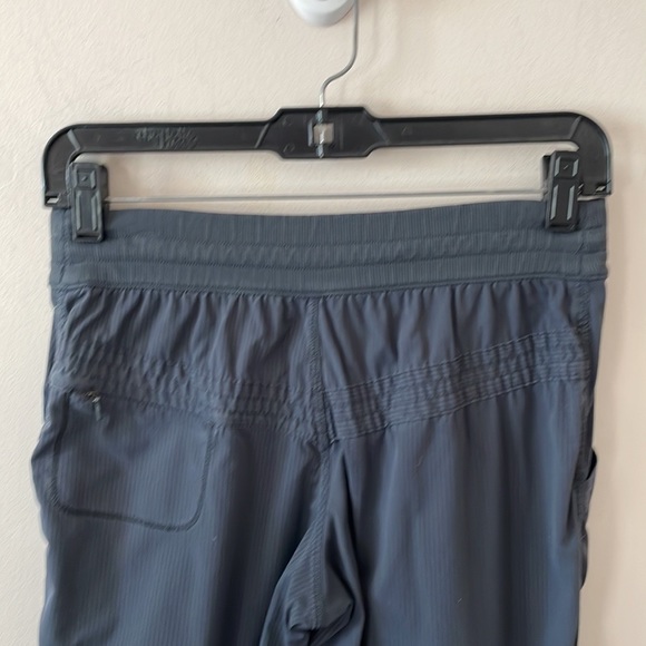 Lululemon Charcoal Cargo Crop Pants- Size 4 - Picture 6 of 8